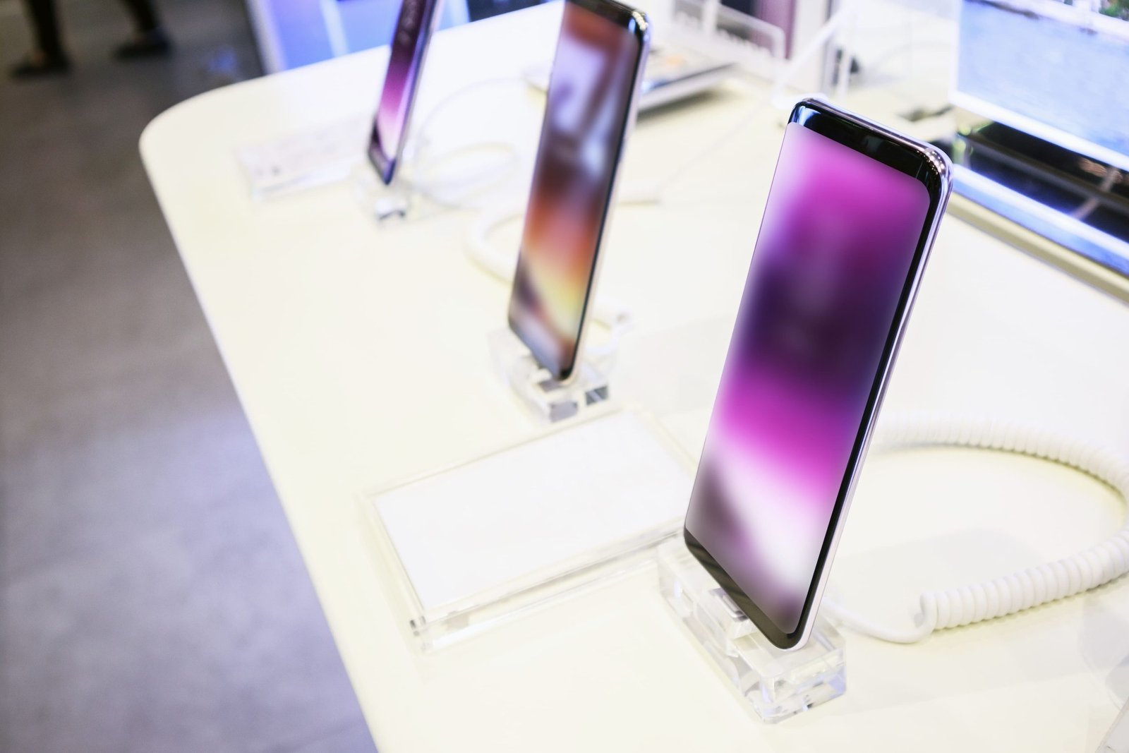 vecteezy-new-mobile-smartphone-in-telecommunication-electronic-store-11677901