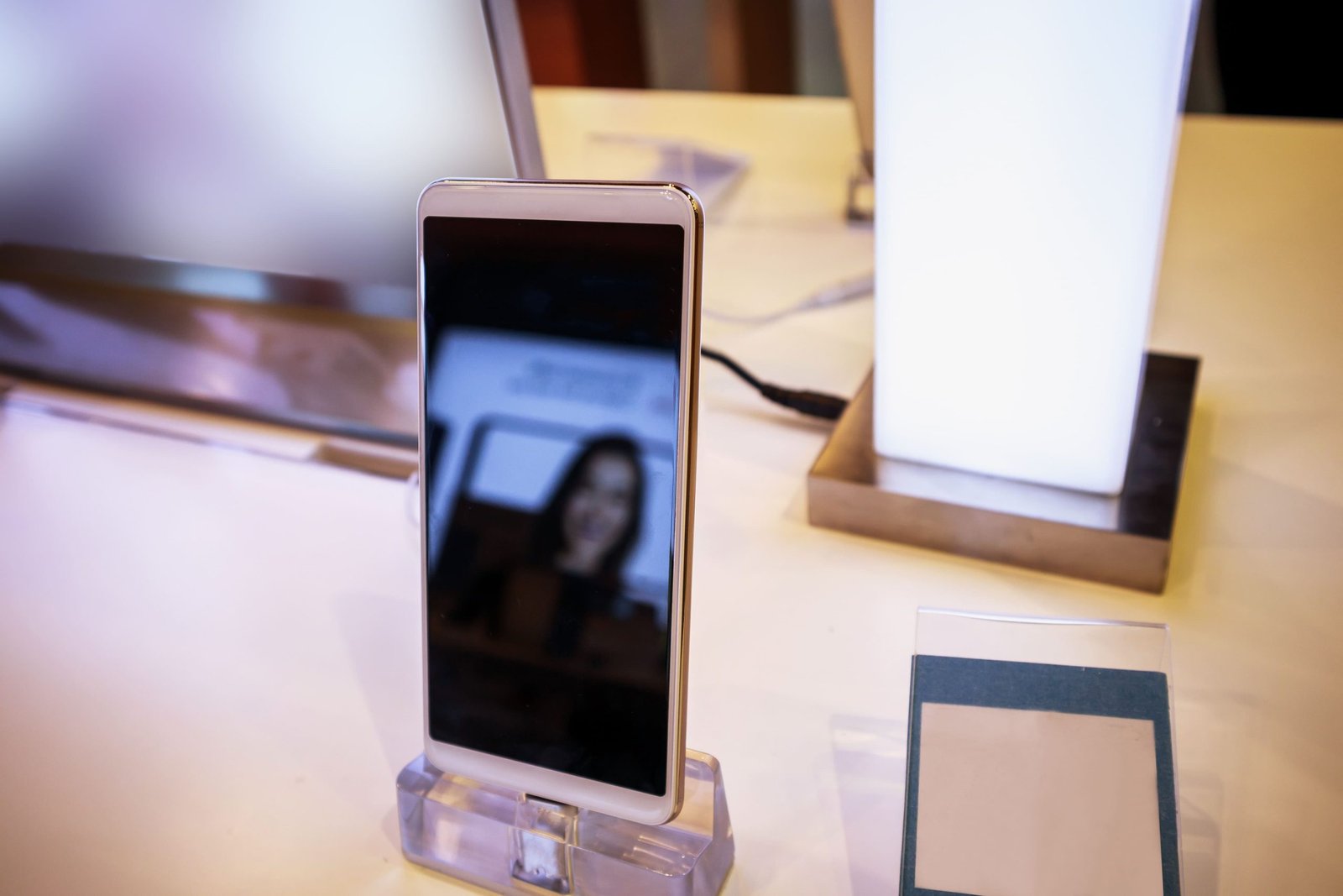 vecteezy-new-mobile-smartphone-in-telecommunication-electronic-store-12580167